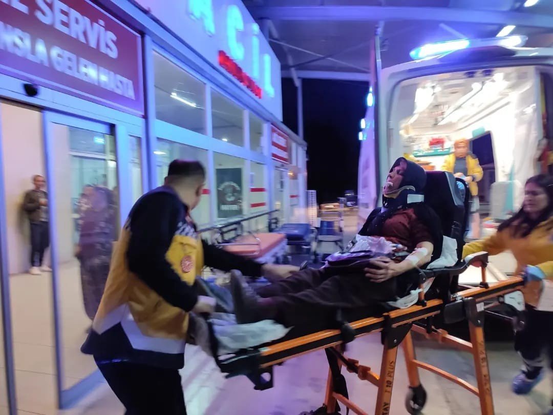 Seyir halindeki otomobil köprünün altından geçerken duvara çarptı: 3 yaralı