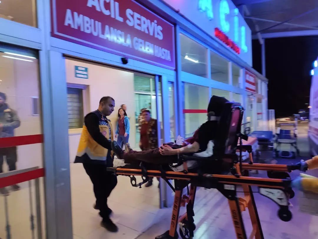 Seyir halindeki otomobil köprünün altından geçerken duvara çarptı: 3 yaralı