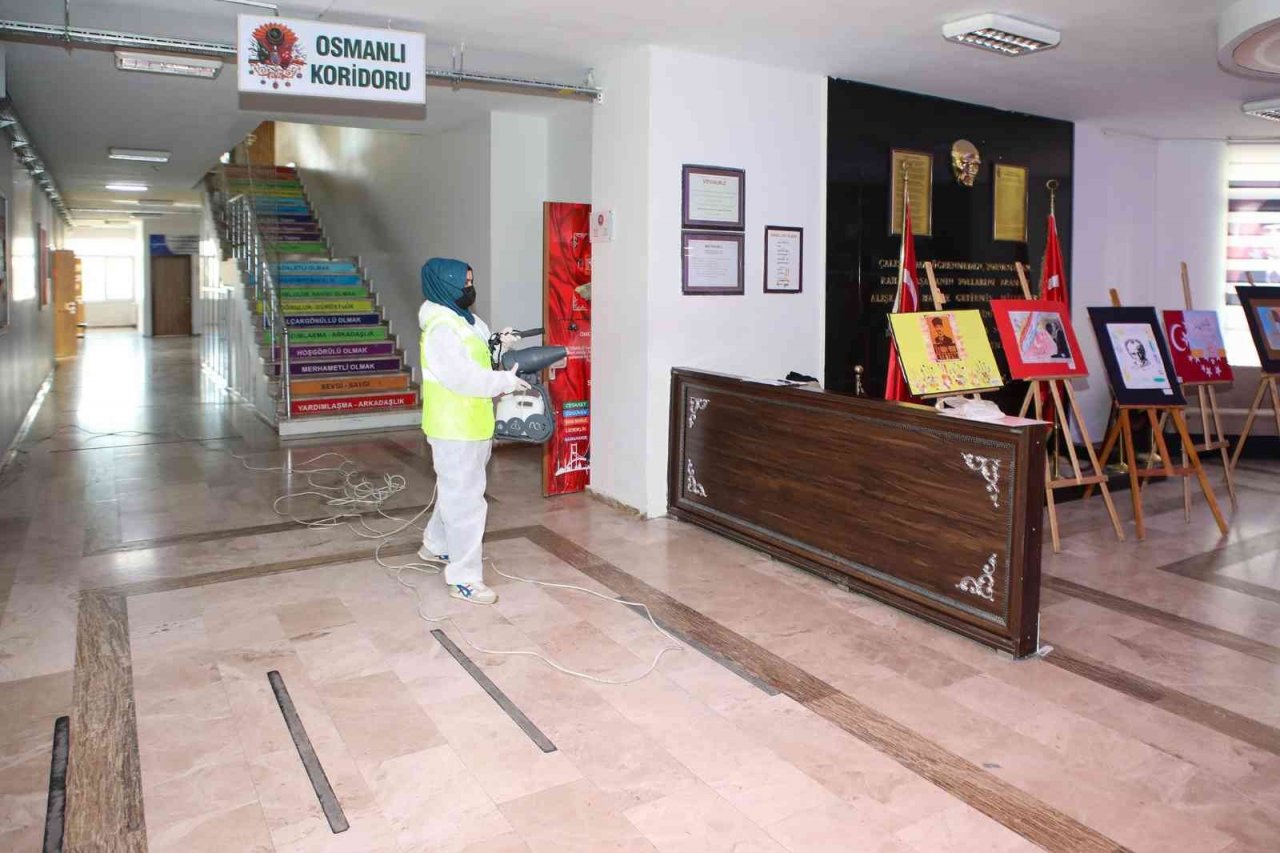 Talas’taki okullarda yarıyıl tatili temizliği