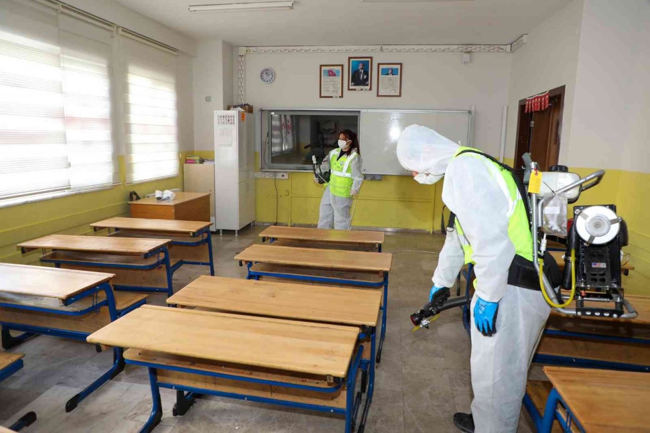 Talas’taki okullarda yarıyıl tatili temizliği