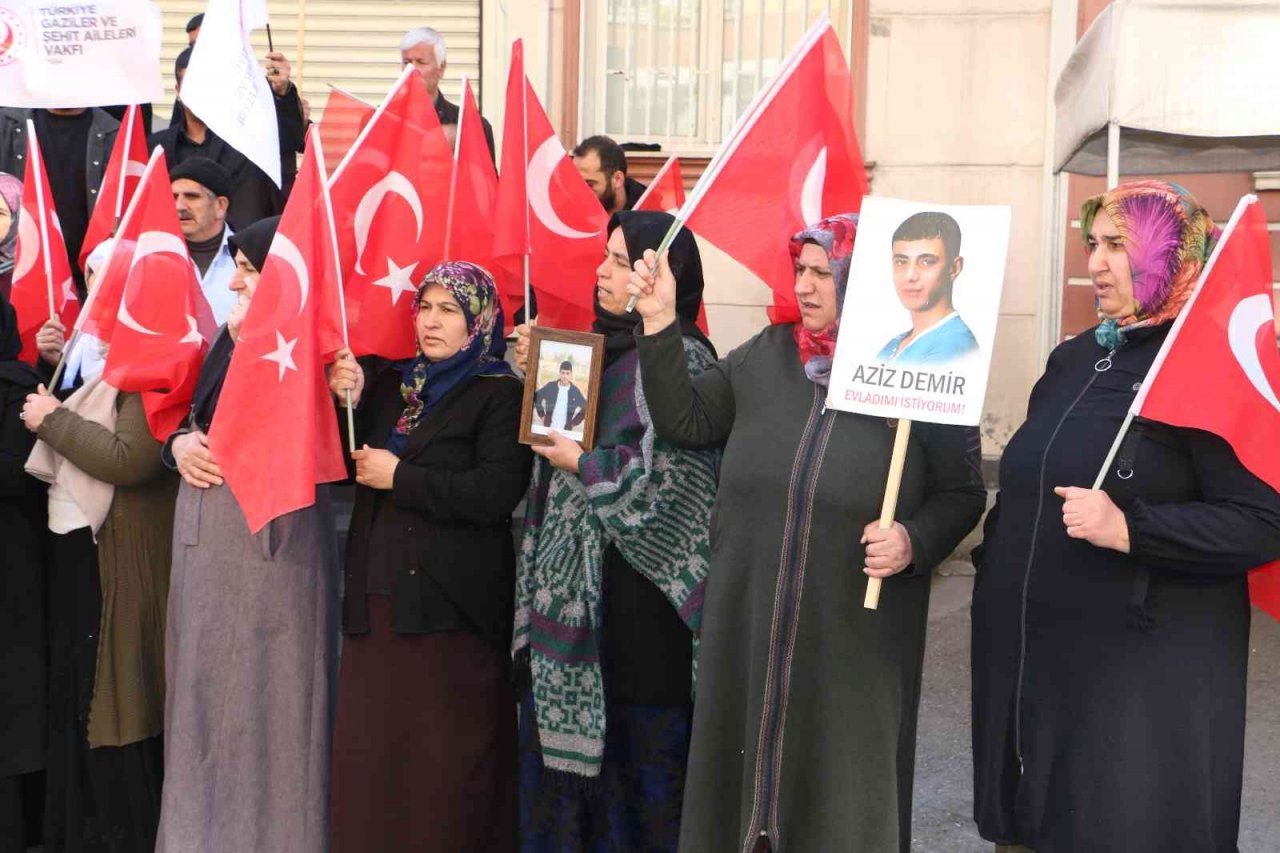 Şehit ve gazi yakınları ile evlat nöbetindeki ailelerden PKK ve HDP’ye gözdağı