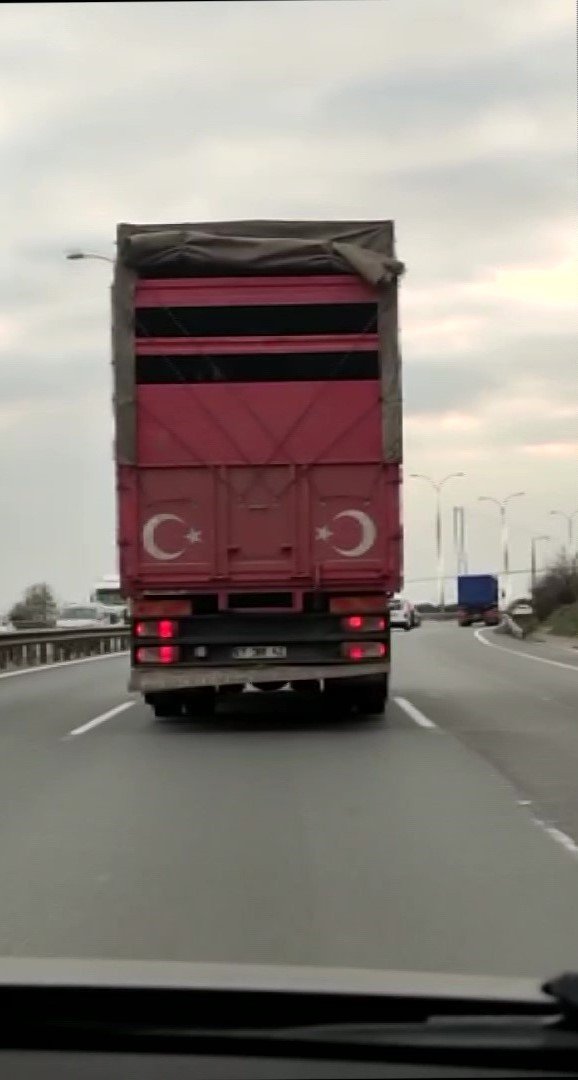 Tuzla TEM otoyolunda 130 kilometre hızla ilerleyen kamyon kamerada