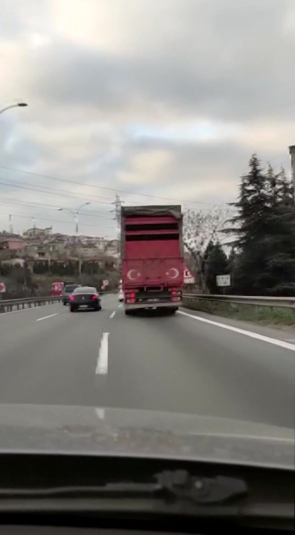 Tuzla TEM otoyolunda 130 kilometre hızla ilerleyen kamyon kamerada