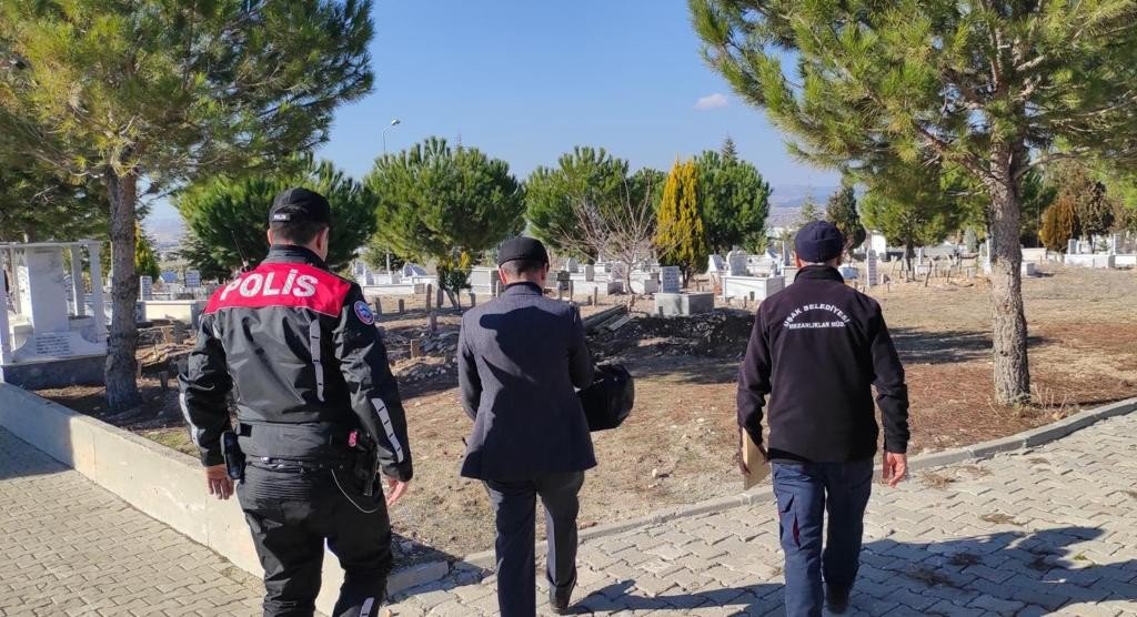 Talihsiz bebeği son yolculuğuna polis ve belediye işçileri uğurladı