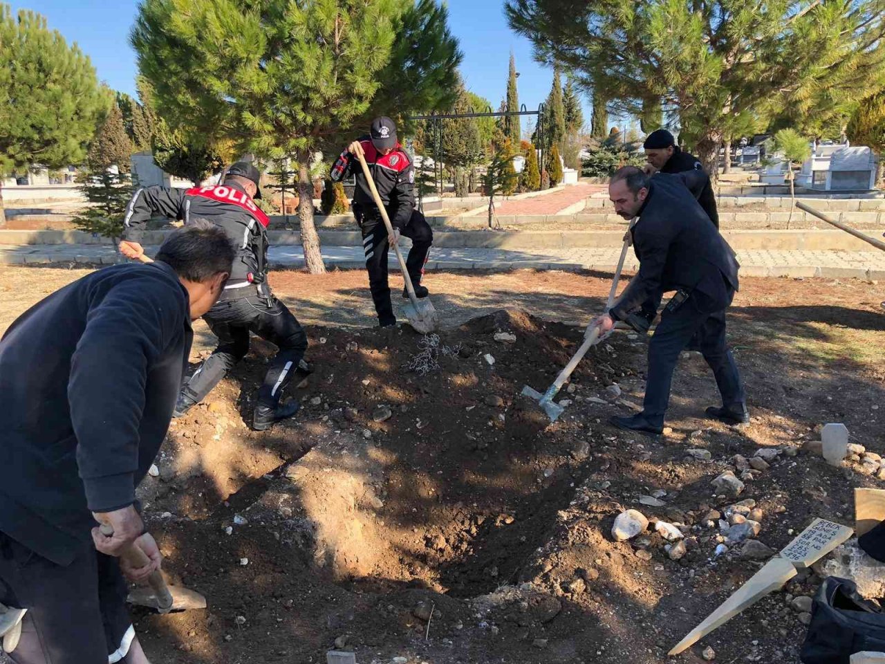 Talihsiz bebeği son yolculuğuna polis ve belediye işçileri uğurladı