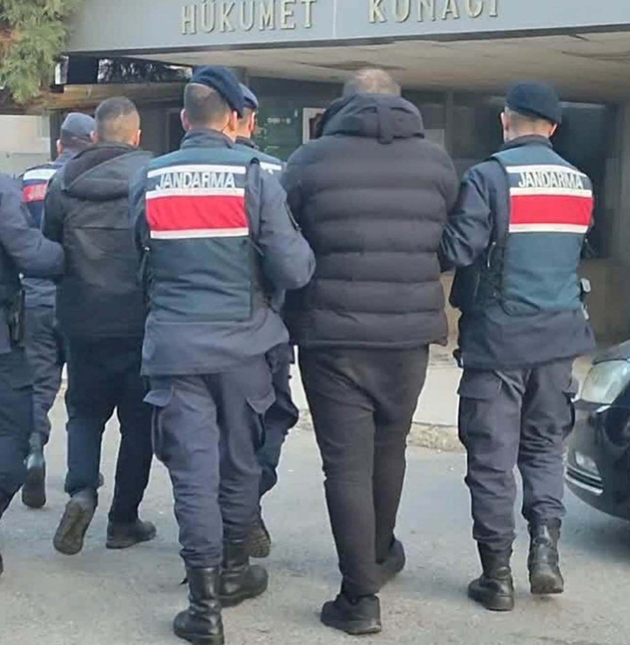 Uşak jandarması 2 hırsızlık şüphelisini trende yakaladı