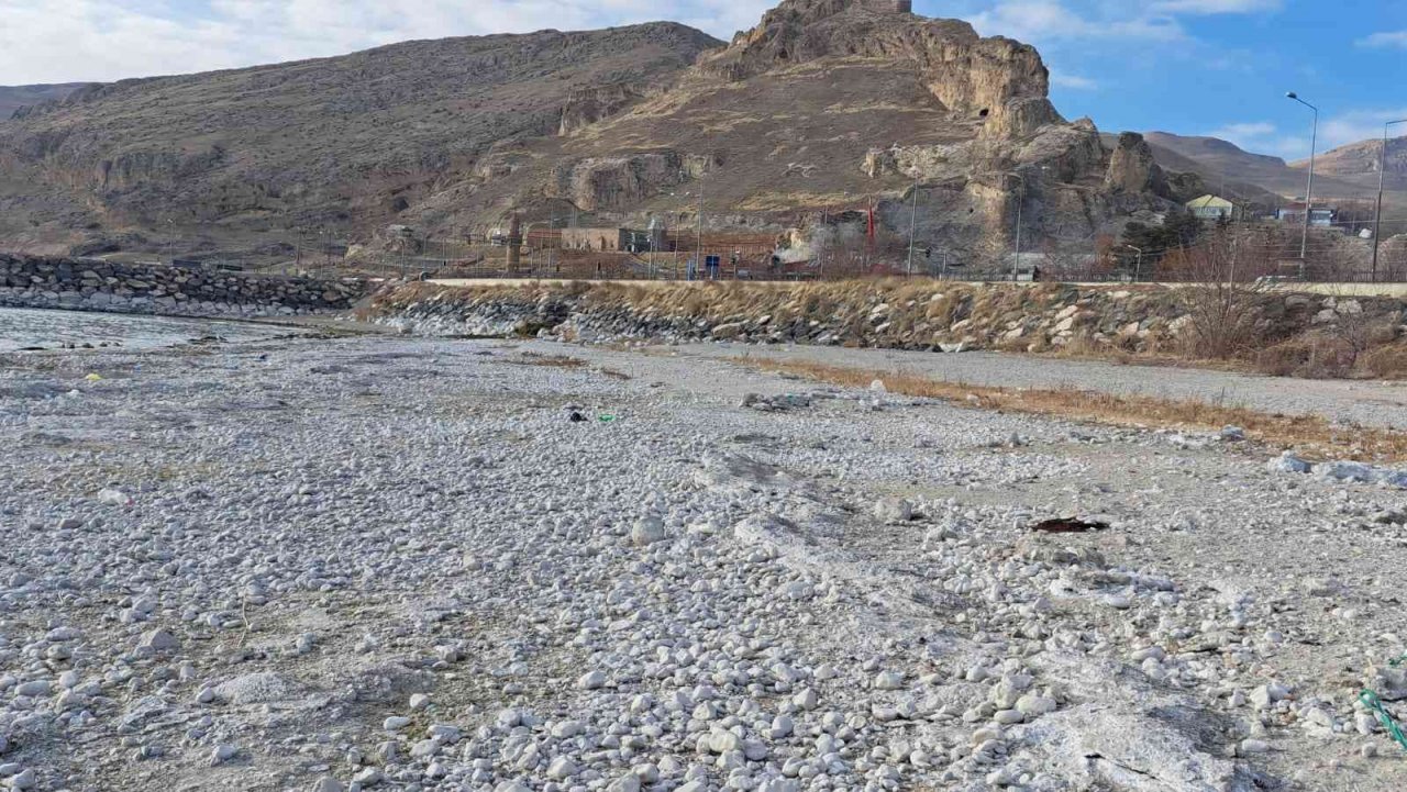 Van Gölü’nde su seviyesi düşmeye devam ediyor