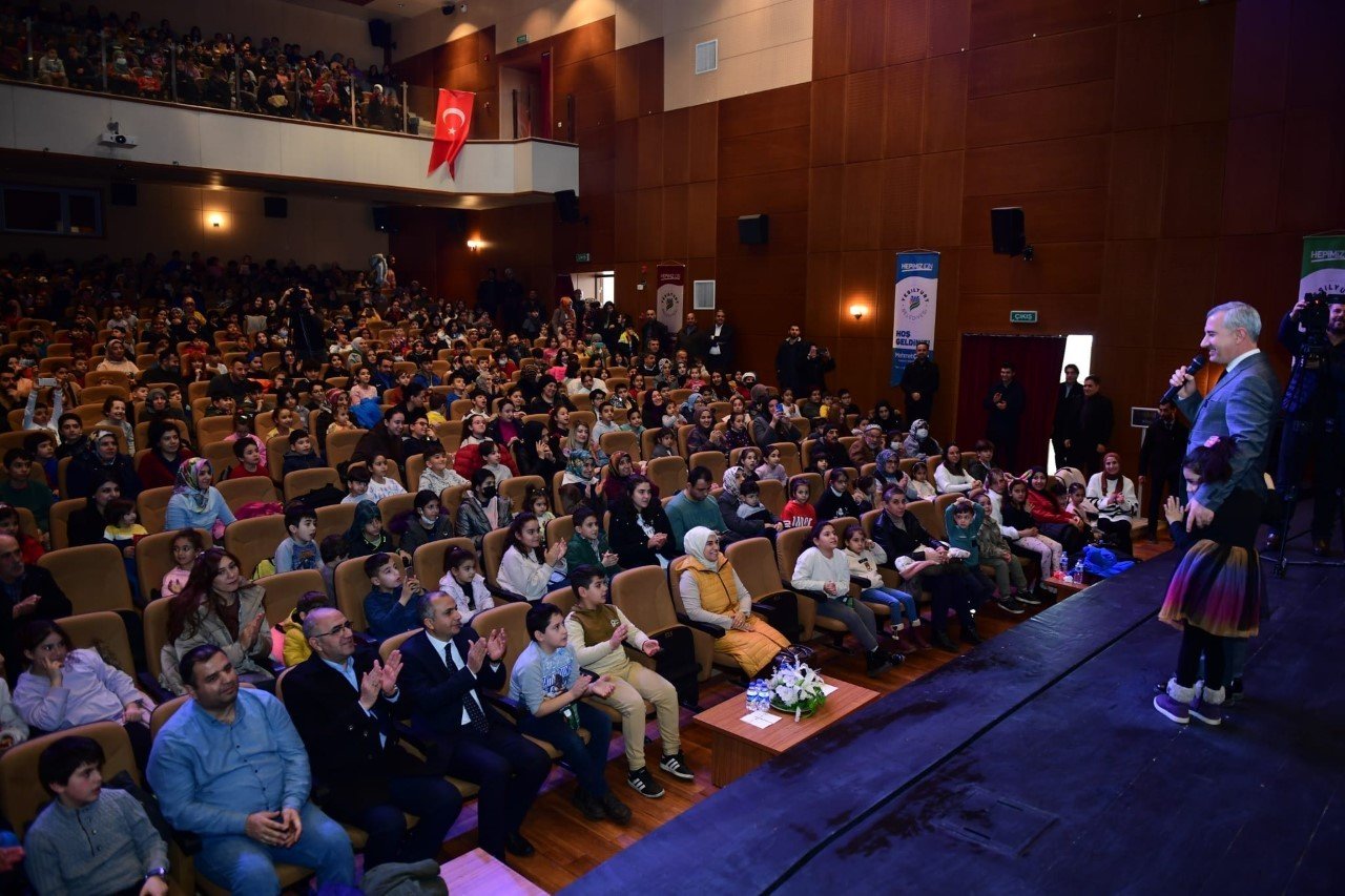 Yeşilyurt’ta çocuklara karne hediyesi