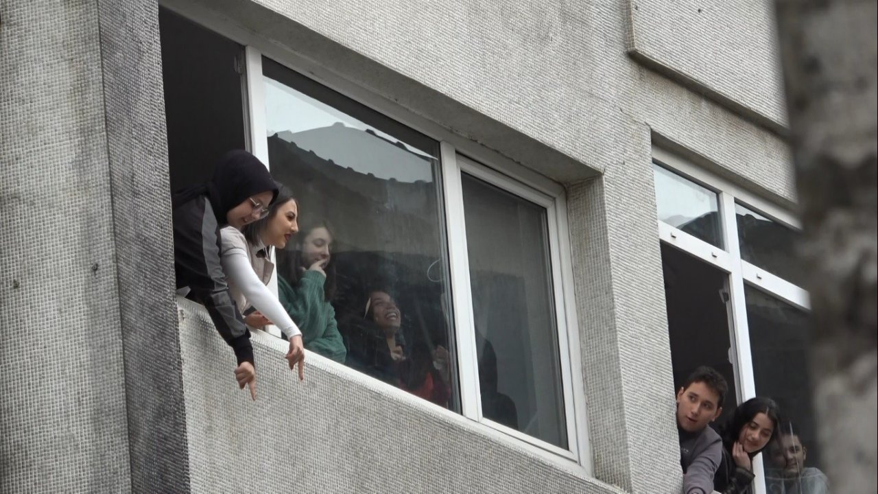 Mahsur kalan kedi 5. kattan aşağıya 4 ayağının üstüne düştü