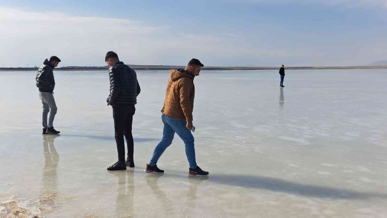 ‘Kuş Cenneti’ Arin Gölü dondu