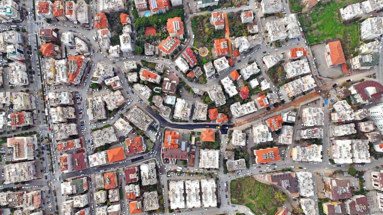 Alanya sokaklarına konforlu ulaşım için asfalt seriliyor