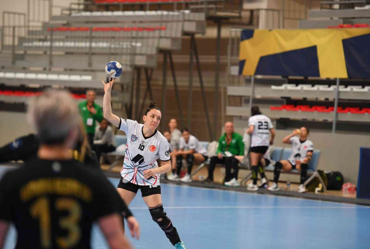 Konyaaltı Belediye SK, lideri elinden kaçırdı