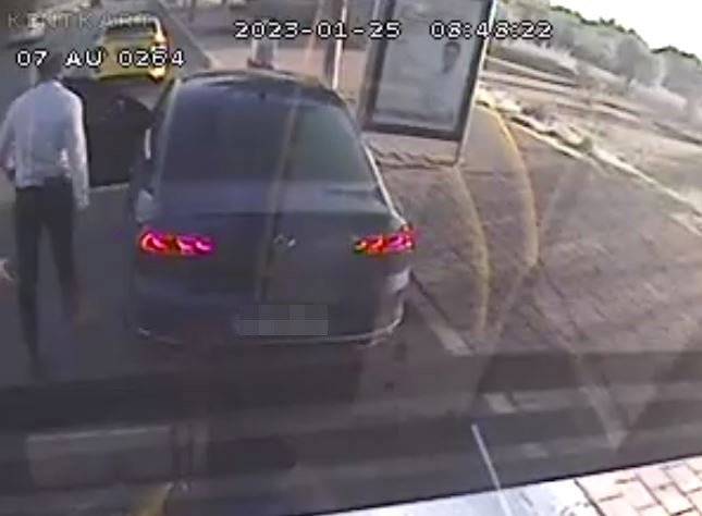 Trafik tartışmasında otobüsün önünü otomobille kesti, belindeki silahı gören yolcular tepki gösterdi