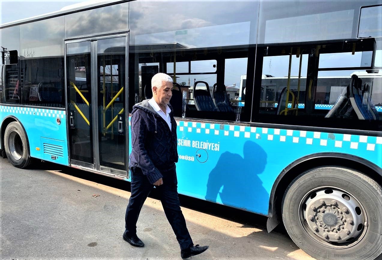 Trafik tartışmasında otobüsün önünü otomobille kesti, belindeki silahı gören yolcular tepki gösterdi