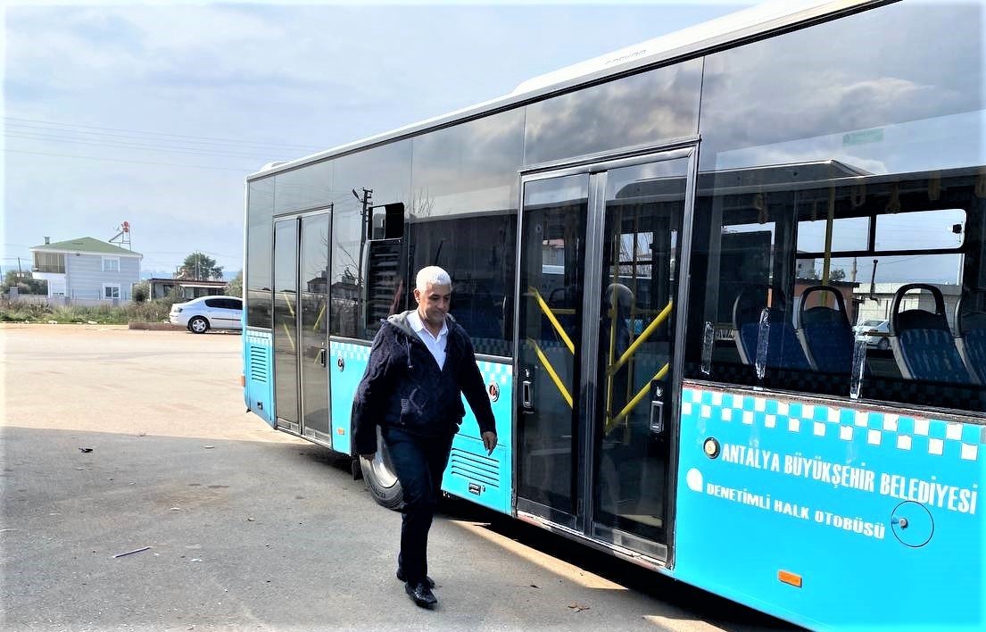 Trafik tartışmasında otobüsün önünü otomobille kesti, belindeki silahı gören yolcular tepki gösterdi