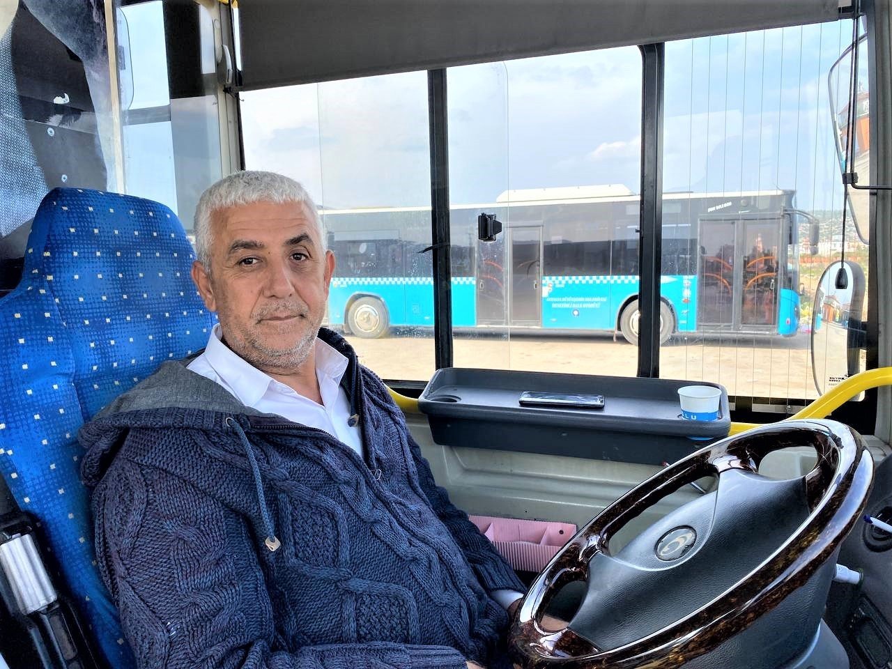 Trafik tartışmasında otobüsün önünü otomobille kesti, belindeki silahı gören yolcular tepki gösterdi