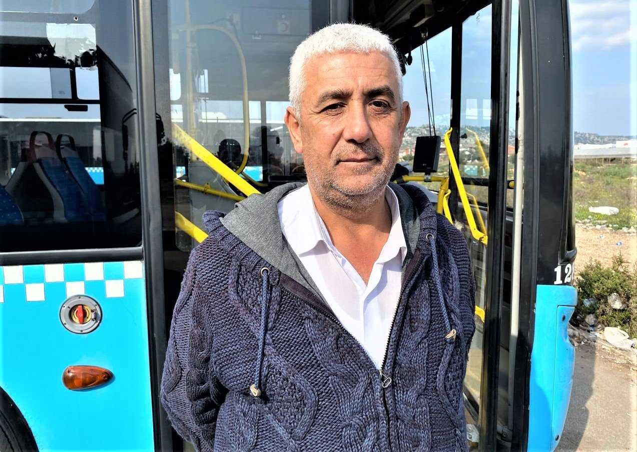 Trafik tartışmasında otobüsün önünü otomobille kesti, belindeki silahı gören yolcular tepki gösterdi