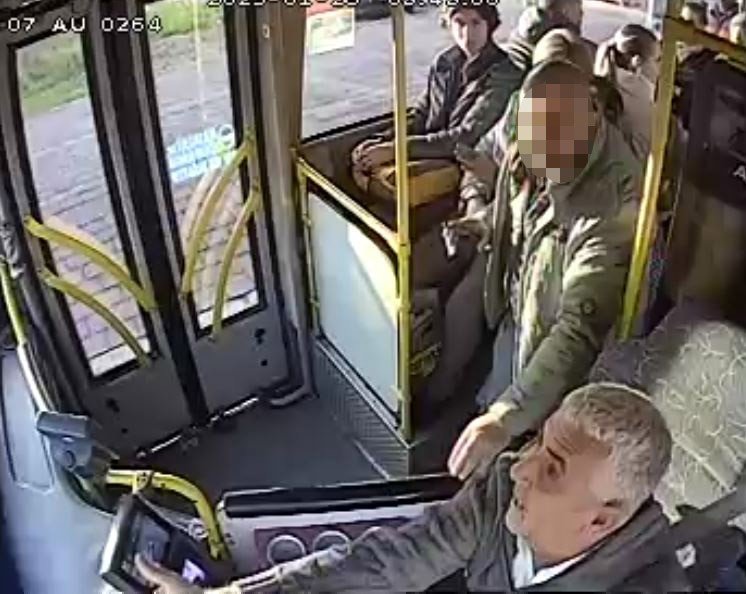 Trafik tartışmasında otobüsün önünü otomobille kesti, belindeki silahı gören yolcular tepki gösterdi