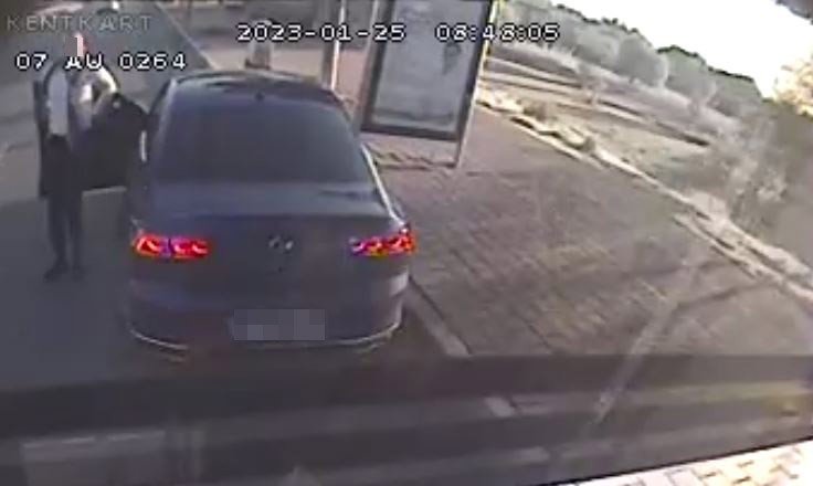 Trafik tartışmasında otobüsün önünü otomobille kesti, belindeki silahı gören yolcular tepki gösterdi