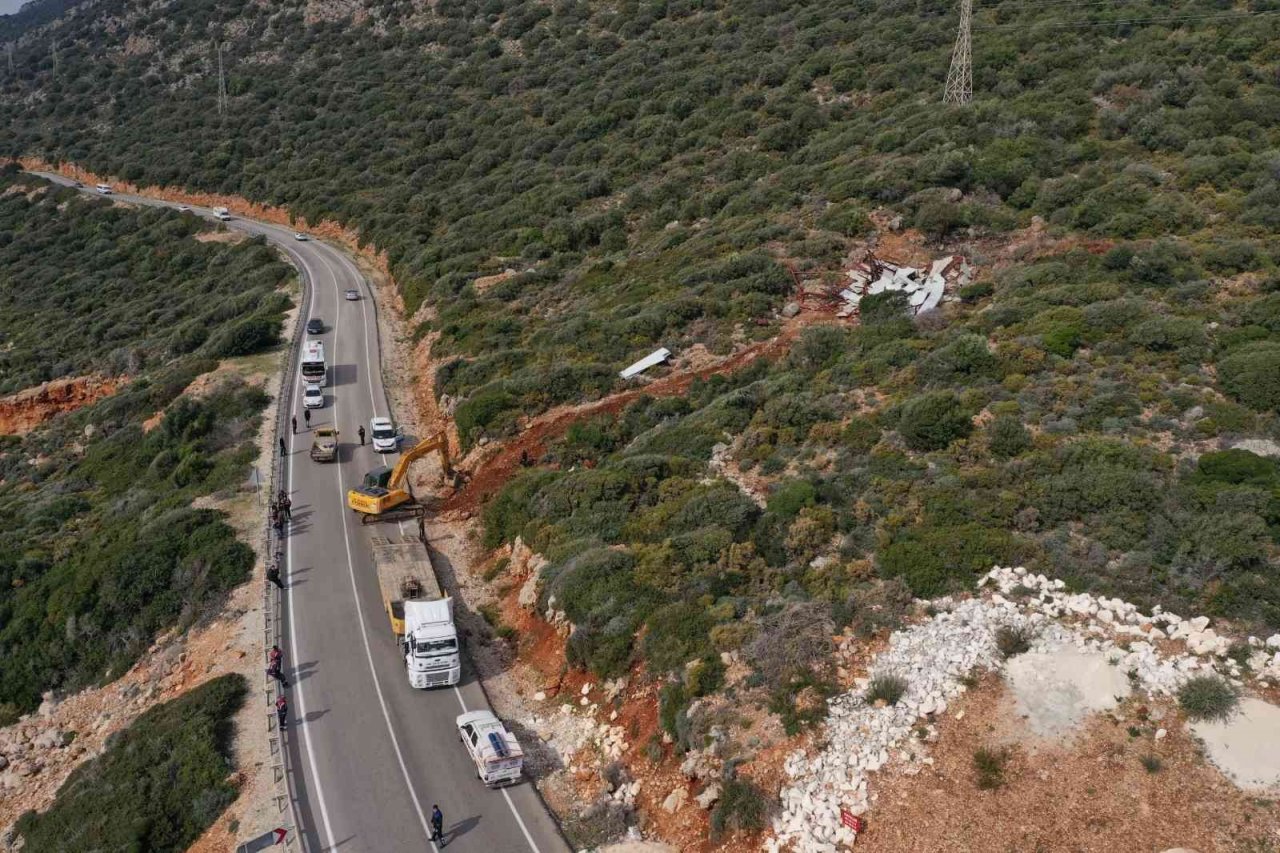 Kaş’ta 5 kaçak yapı yıkıldı