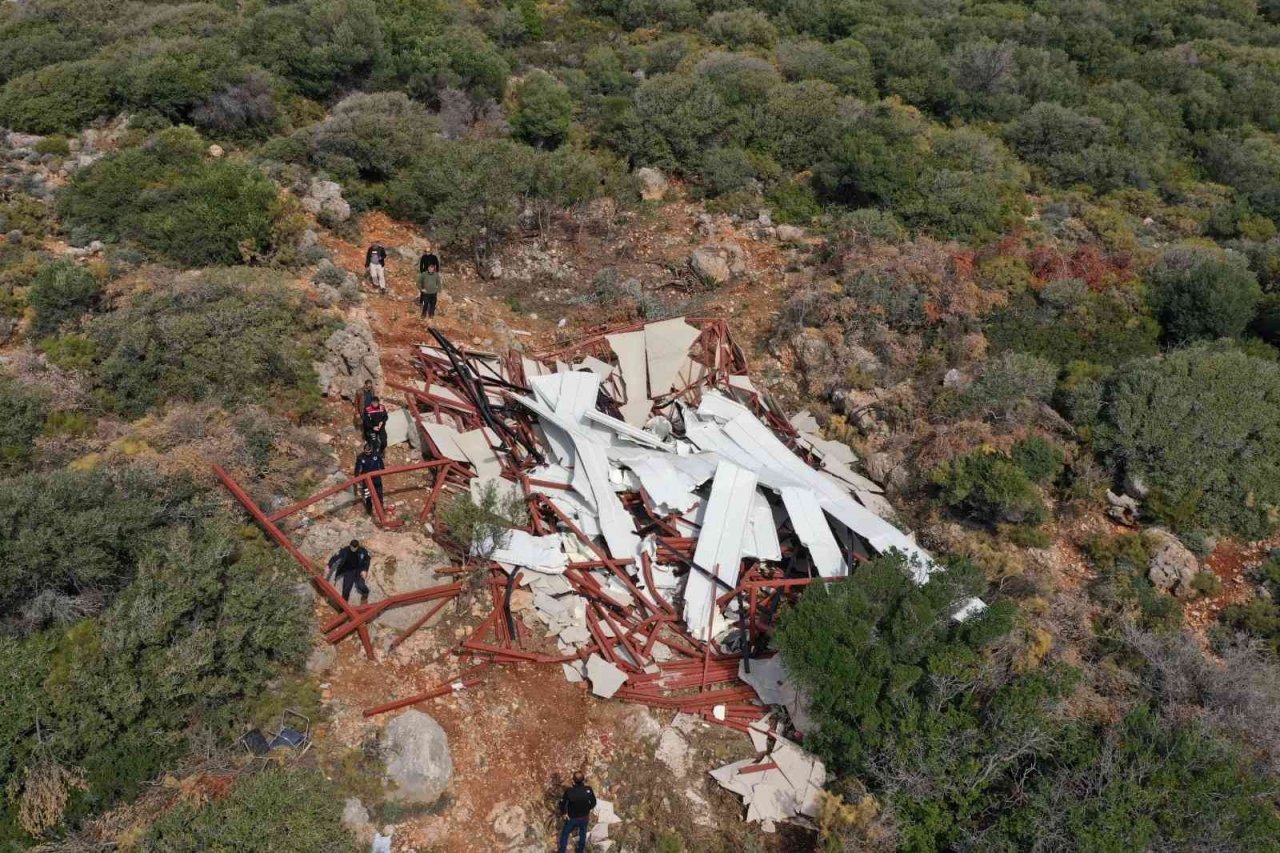 Kaş’ta 5 kaçak yapı yıkıldı