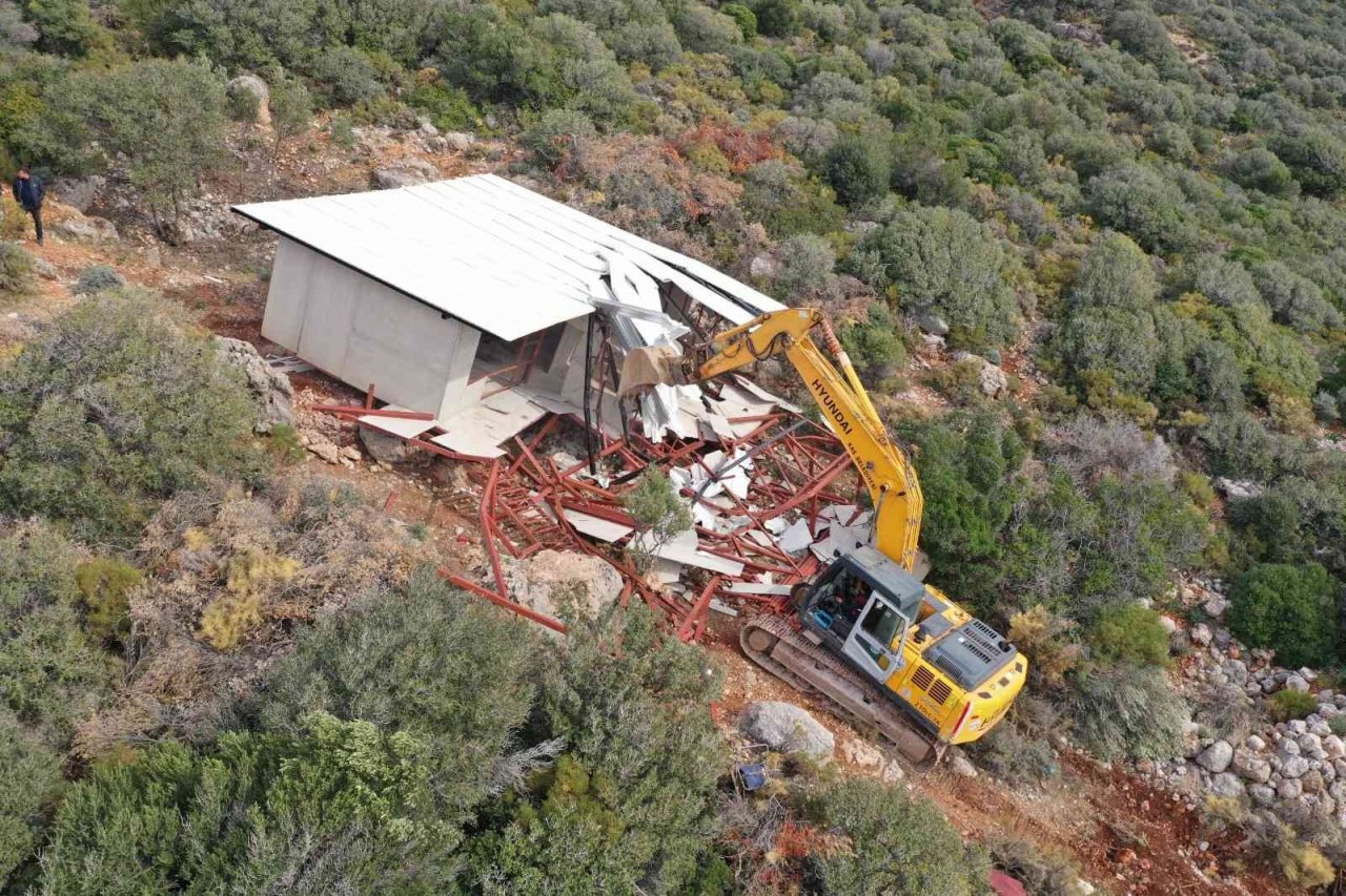 Kaş’ta 5 kaçak yapı yıkıldı