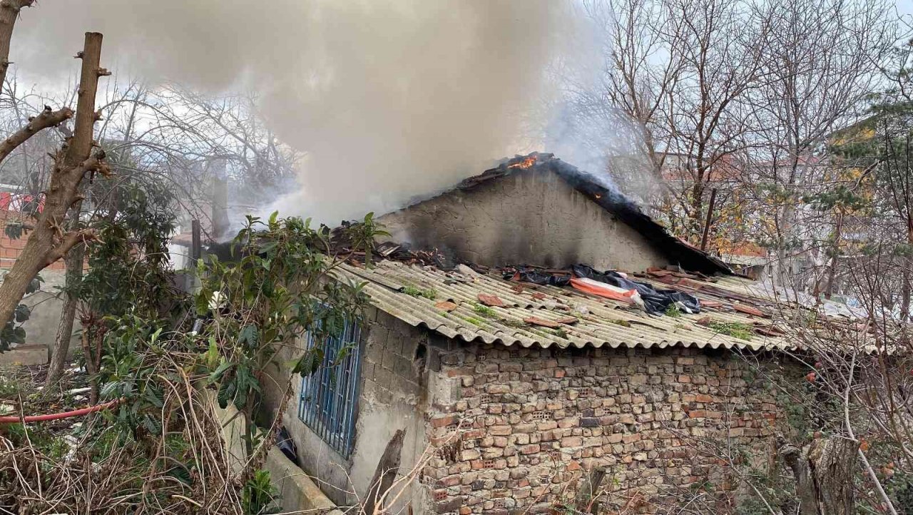 Ataşehir’de yanan gecekondu kullanılamaz hale geldi