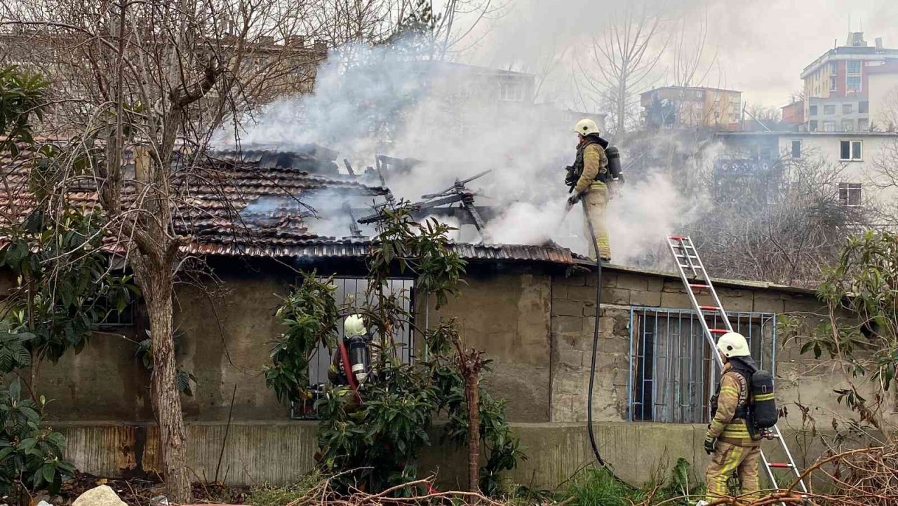 Ataşehir’de yanan gecekondu kullanılamaz hale geldi