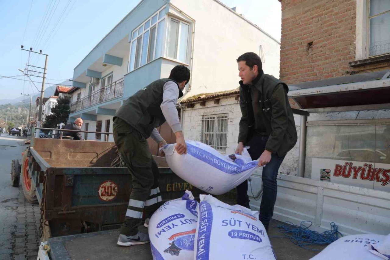 Aydın Büyükşehir Belediyesi’nden küçük aile işletmelerine yem desteği sürüyor