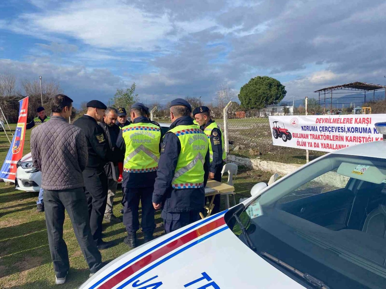 Jandarma ekipleri traktör ve motosiklet sürücülerini bilgilendirdi