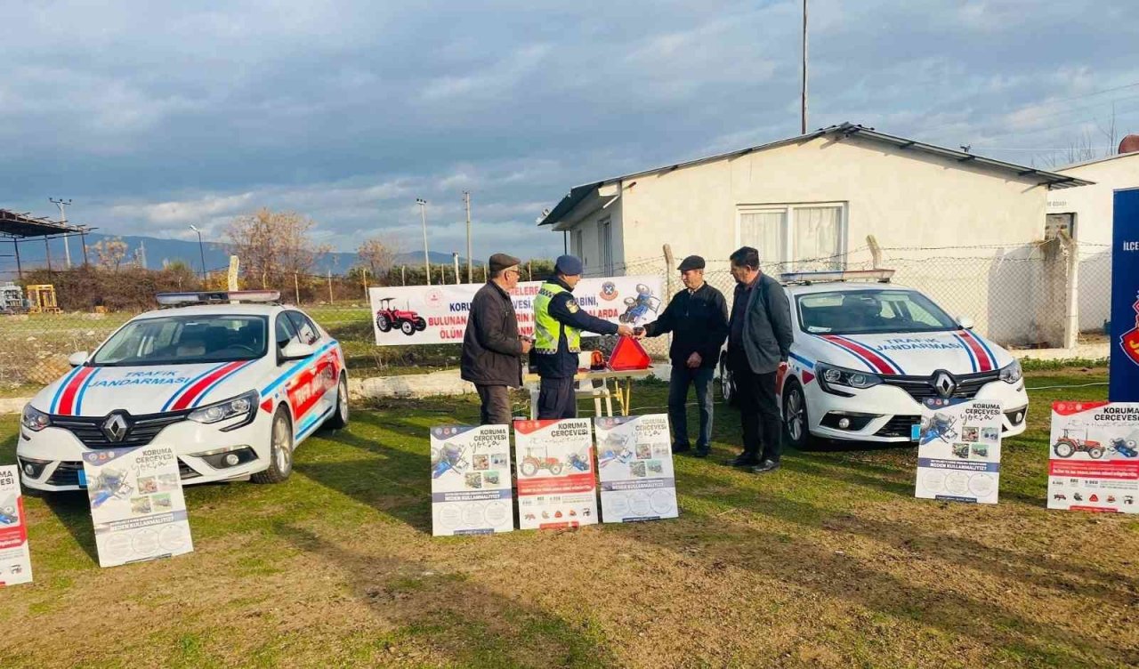 Jandarma ekipleri traktör ve motosiklet sürücülerini bilgilendirdi