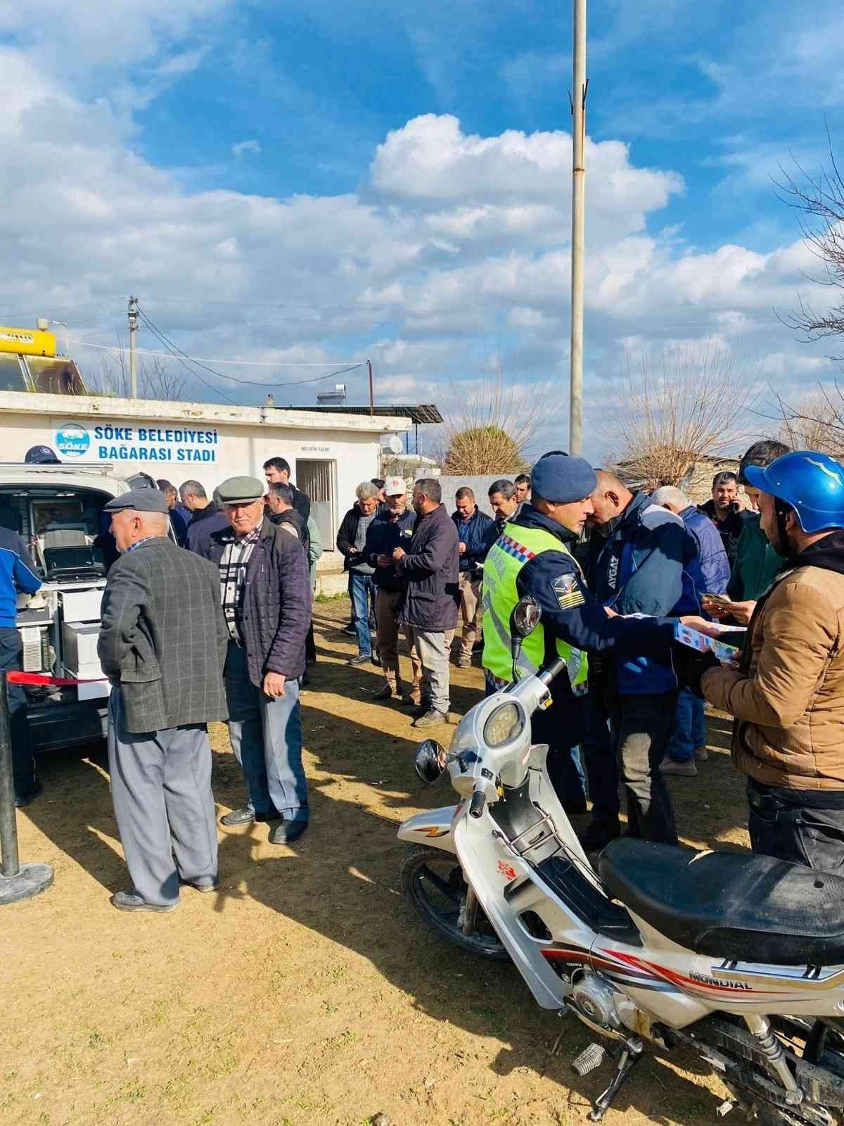 Jandarma ekipleri traktör ve motosiklet sürücülerini bilgilendirdi