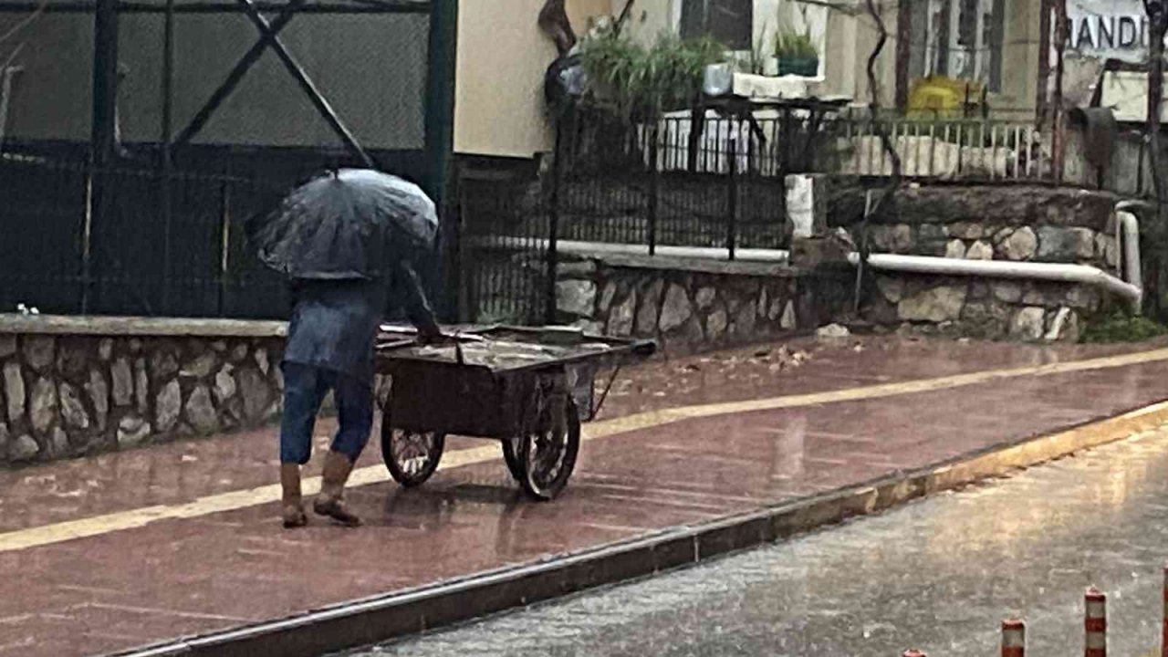 Aydın’da sağanak yağış etkili oluyor