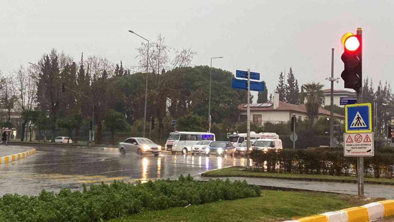 Aydın’da sağanak yağış etkili oluyor