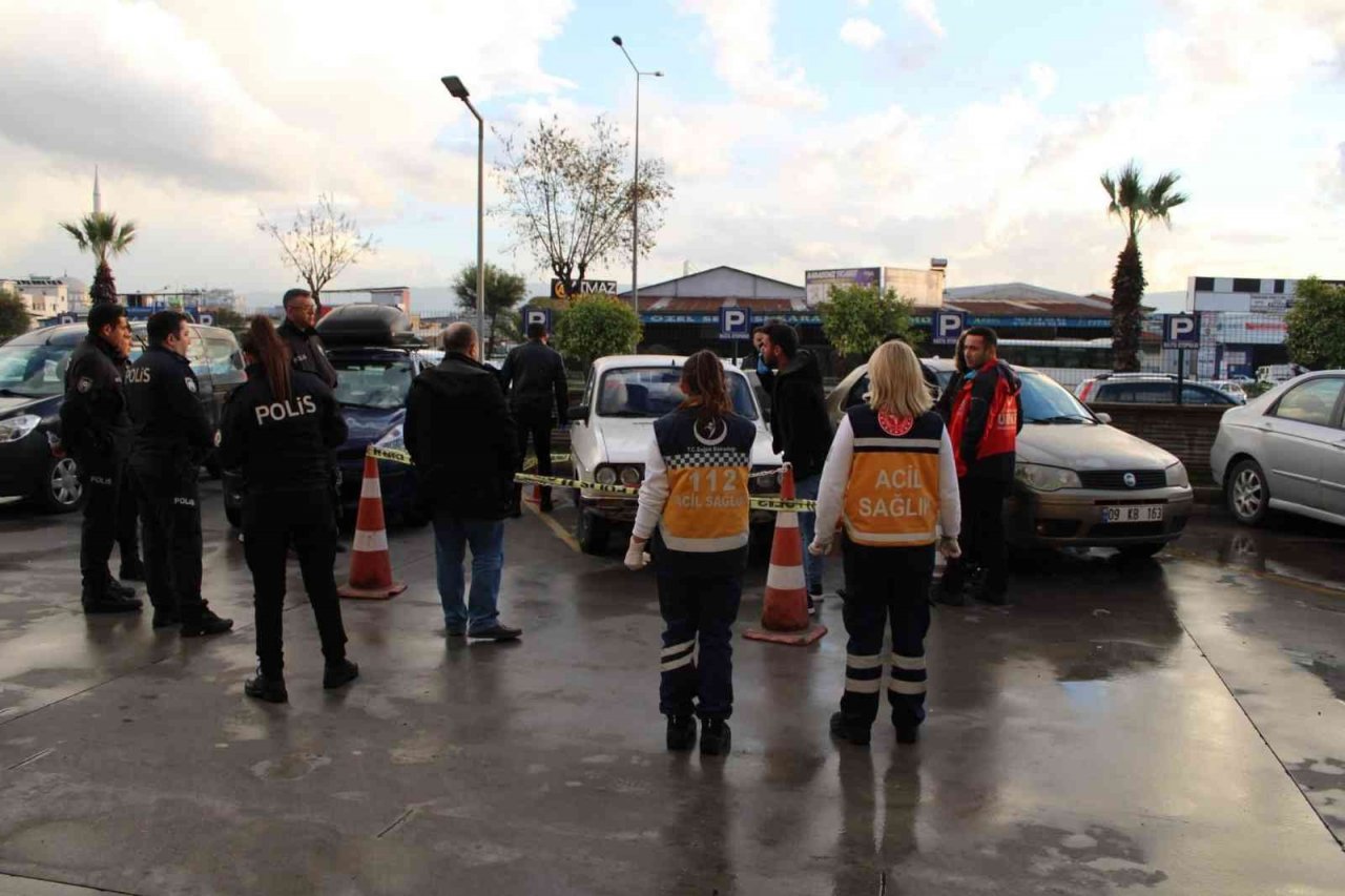 Yaşlı adam arabada ölü bulundu