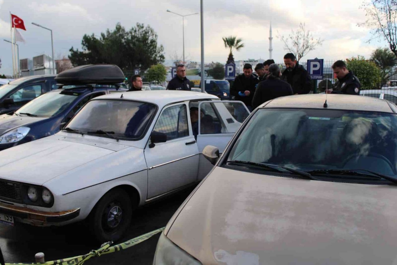 Yaşlı adam arabada ölü bulundu