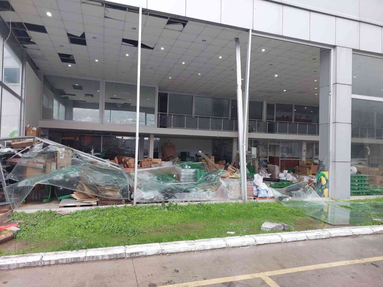 Söke’de fırtına işyerinin camlarını yerle bir etti