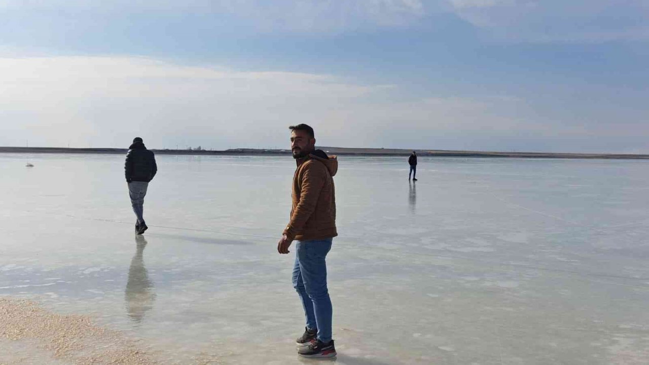 ‘Kuş Cenneti’ Arin Gölü dondu