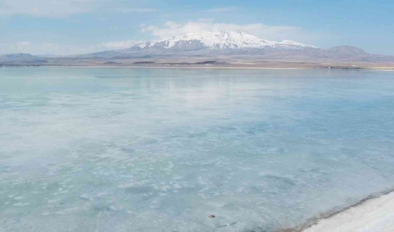 ‘Kuş Cenneti’ Arin Gölü dondu