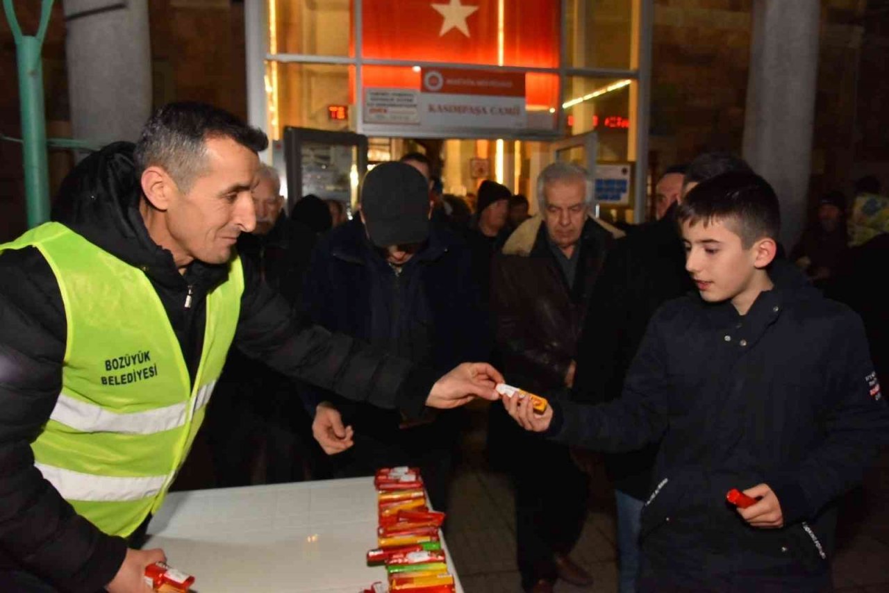 Regaip Kandilinde mevlid şekeri ile ağızlar tatlandı