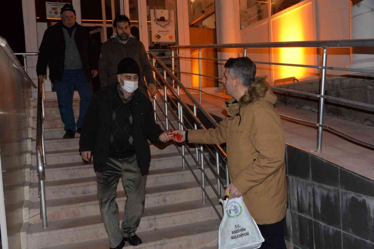 Regaip Kandilinde mevlid şekeri ile ağızlar tatlandı