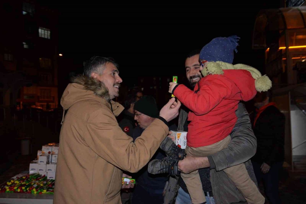 Regaip Kandilinde mevlid şekeri ile ağızlar tatlandı