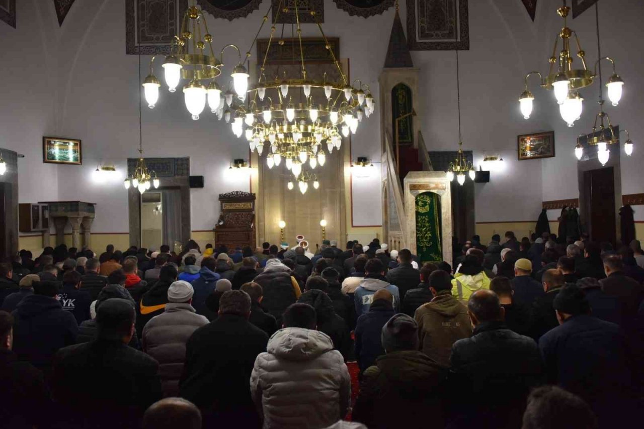 Regaip Kandilinde mevlid şekeri ile ağızlar tatlandı