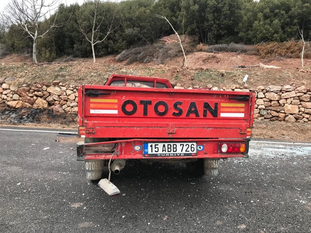 Burdur’da çocuk sürücü kullandığı araçla duvara çarptı, annesi öldü.