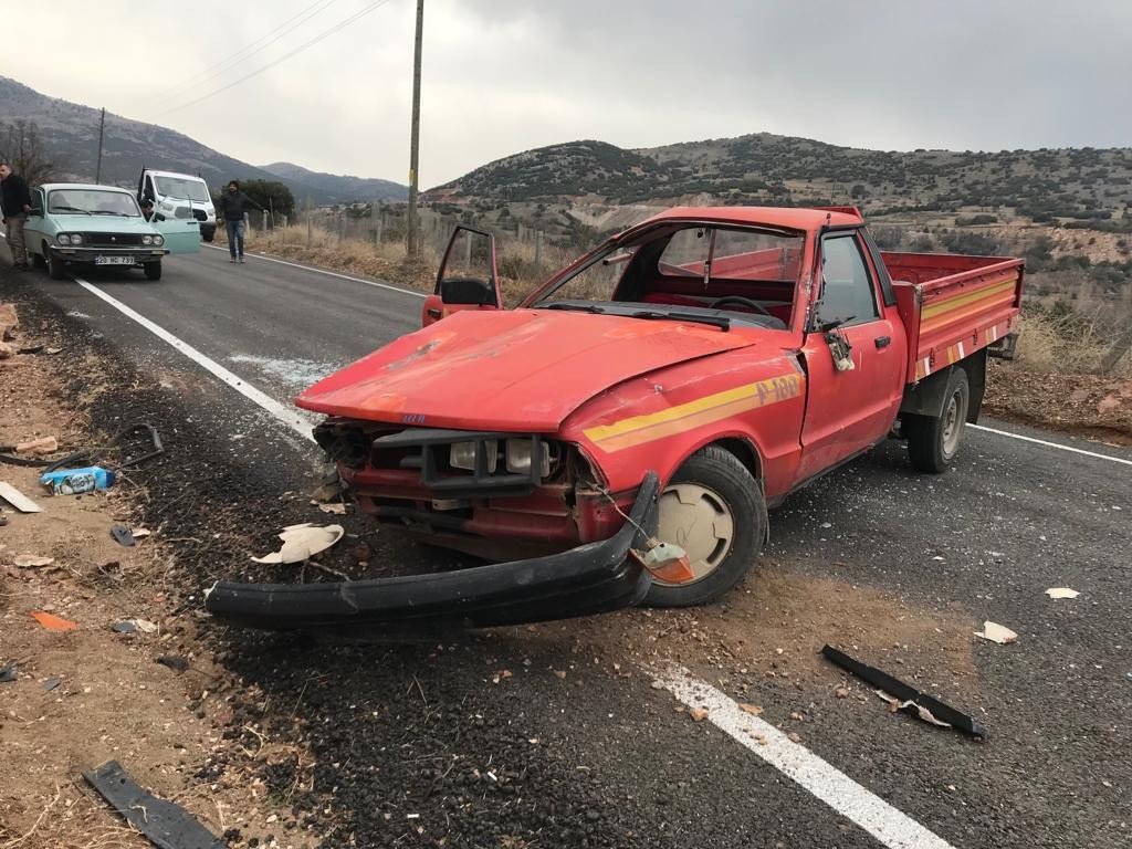 Burdur’da çocuk sürücü kullandığı araçla duvara çarptı, annesi öldü.