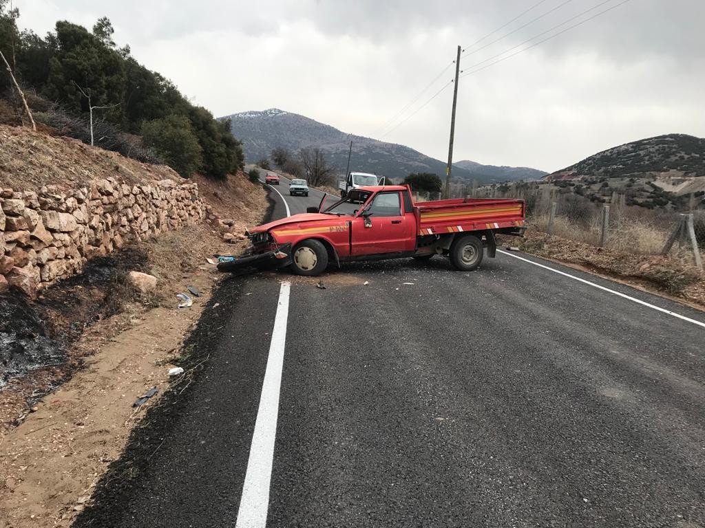 Burdur’da çocuk sürücü kullandığı araçla duvara çarptı, annesi öldü.