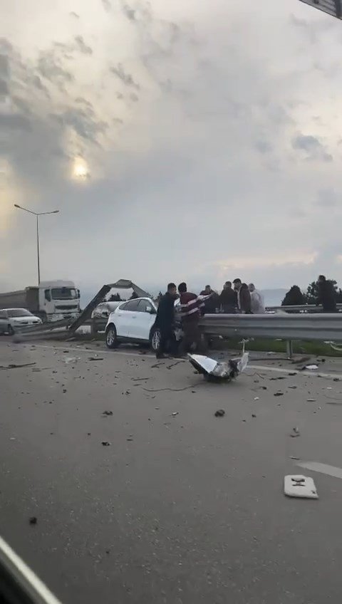 Bursa’da otomobil bariyerlere ok gibi saplandı: 1 ölü