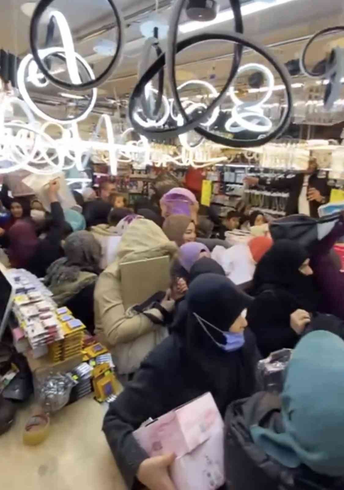 Bursa’da ucuzluk çılgınlığı...Kadınlar birbirini ezdi