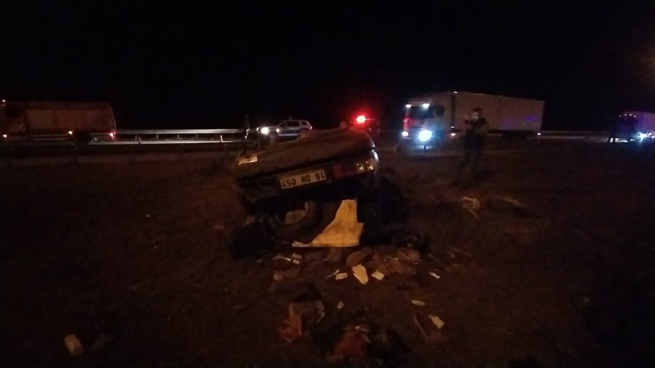 Bariyerlere çarpan otomobil takla attı: 3 yaralı