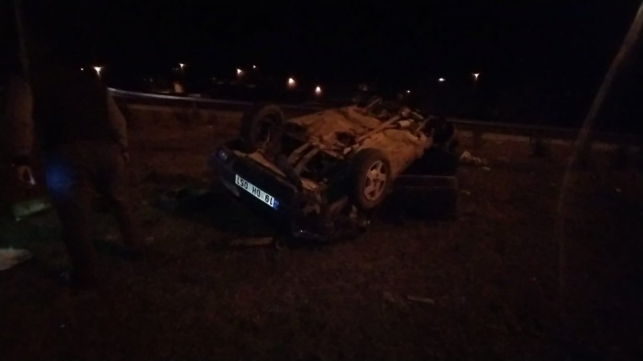 Bariyerlere çarpan otomobil takla attı: 3 yaralı